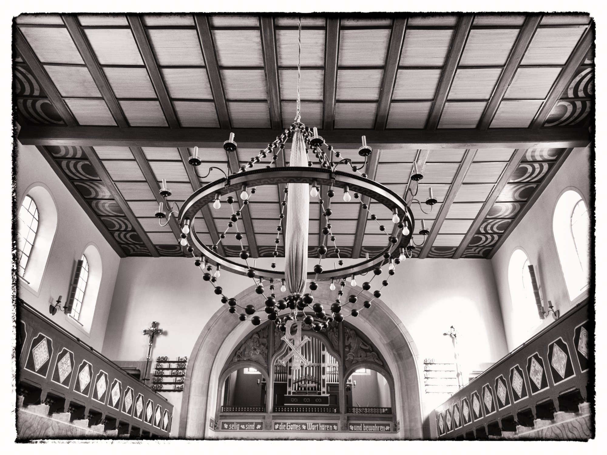 20110309_kirchberg_087-bearb-bw Jugendstilkirche in Gaggstatt. Erbaut 1901-1905 von Theodor Fischer. Wanderung vom Wanderparkplatz im Walderholungszentrum bei Kirchberg über die Villa Schönblick nach Gaggstatt. Von dort über die alte Verbindungsstraße zur Jugendherberge. Über die Alte Sulz (Stammburg der Ritter von Kirchberg) hinunter zur Jagstbrücke in Kirchberg. Über den Sophienberg zurück zum Wanderparkplatz.