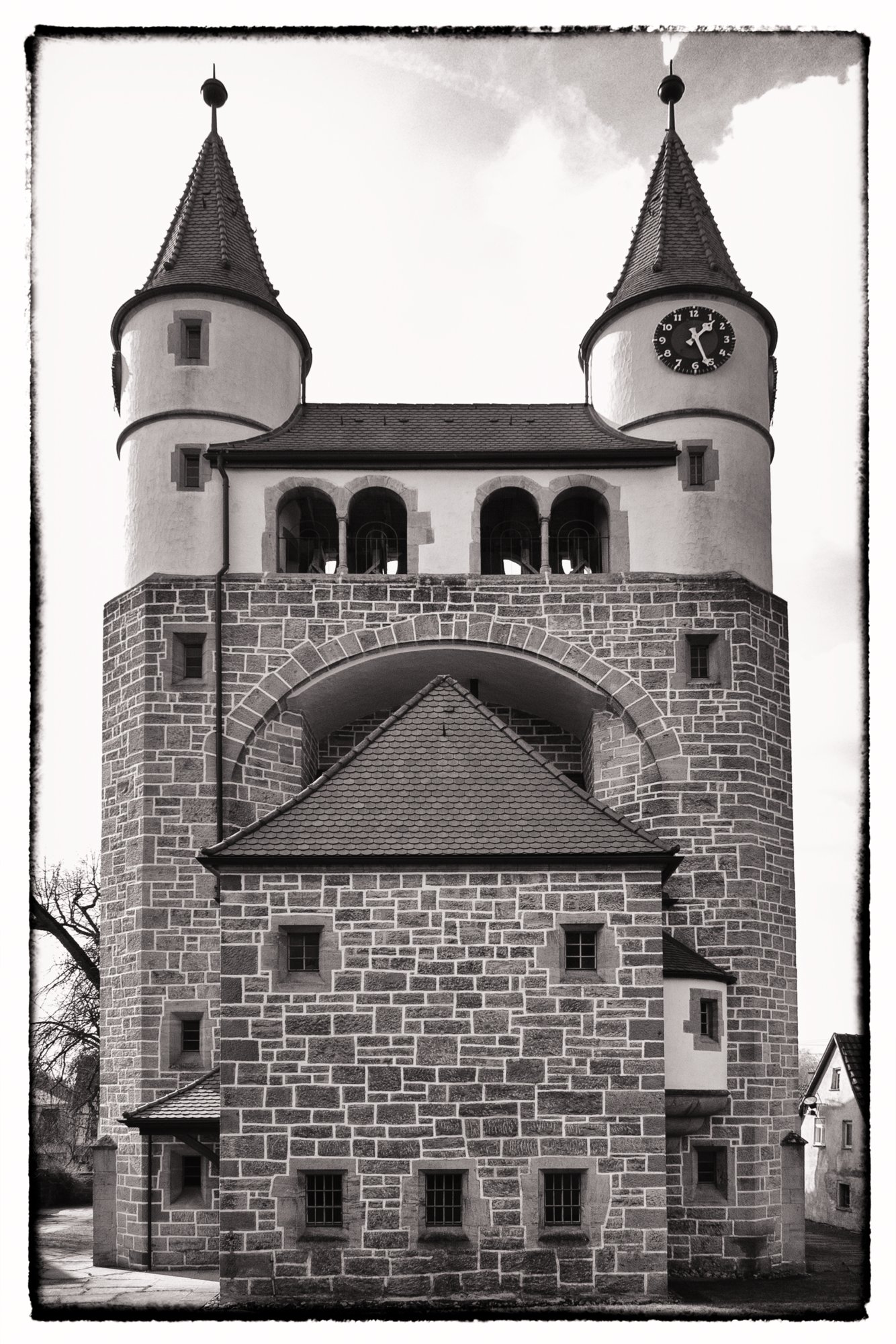 Jugendstilkirche in Gaggstatt Jugendstilkirche in Gaggstatt. Erbaut 1901-1905 von Theodor Fischer. Wanderung vom Wanderparkplatz im Walderholungszentrum bei Kirchberg über die Villa Schönblick nach Gaggstatt. Von dort über die alte Verbindungsstraße zur Jugendherberge. Über die Alte Sulz (Stammburg der Ritter von Kirchberg) hinunter zur Jagstbrücke in Kirchberg. Über den Sophienberg zurück zum Wanderparkplatz.