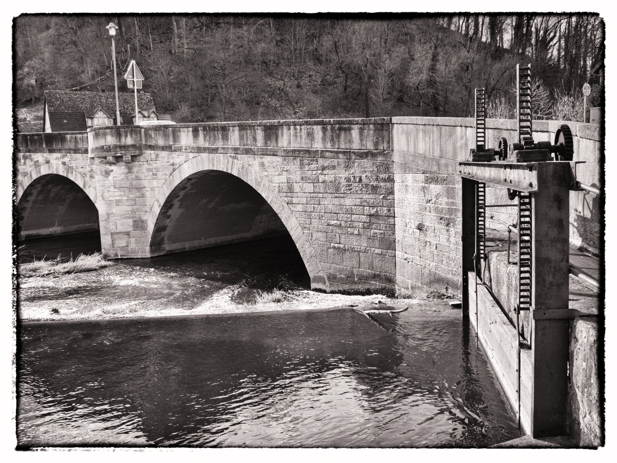 Jagstbrücke Kirchberg Jagstbrücke in Kirchberg. Wanderung vom Wanderparkplatz im Walderholungszentrum bei Kirchberg über die Villa Schönblick nach Gaggstatt. Von dort über die alte Verbindungsstraße zur Jugendherberge. Über die Alte Sulz (Stammburg der Ritter von Kirchberg) hinunter zur Jagstbrücke in Kirchberg. Über den Sophienberg zurück zum Wanderparkplatz.