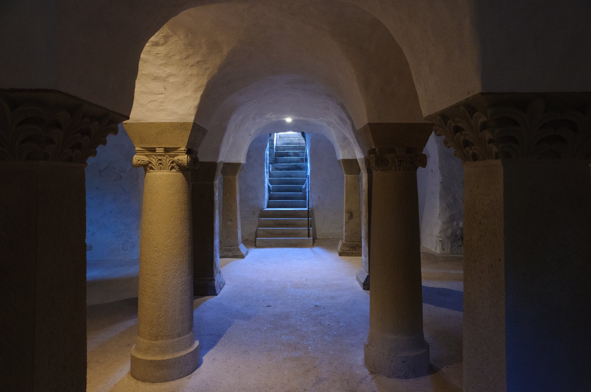 Jagst und Panoramablicke Unterregenbach. Im Keller des heutigen Pfarrhauses ist die Krypta der Regenbacher Basilika aus ottonischer Zeit frei zugänglich. Unter dem Fußboden der Dorfkirche ist noch der Grundriss der karolingischen Saalkirche zu sehen. Im Kircheninneren sind Teile des aufgehenden Mauerwerks der Kleinen Basilika aus dem 11. Jahrhundert zu erkennen. Quelle: http://de.wikipedia.org/wiki/Unterregenbach