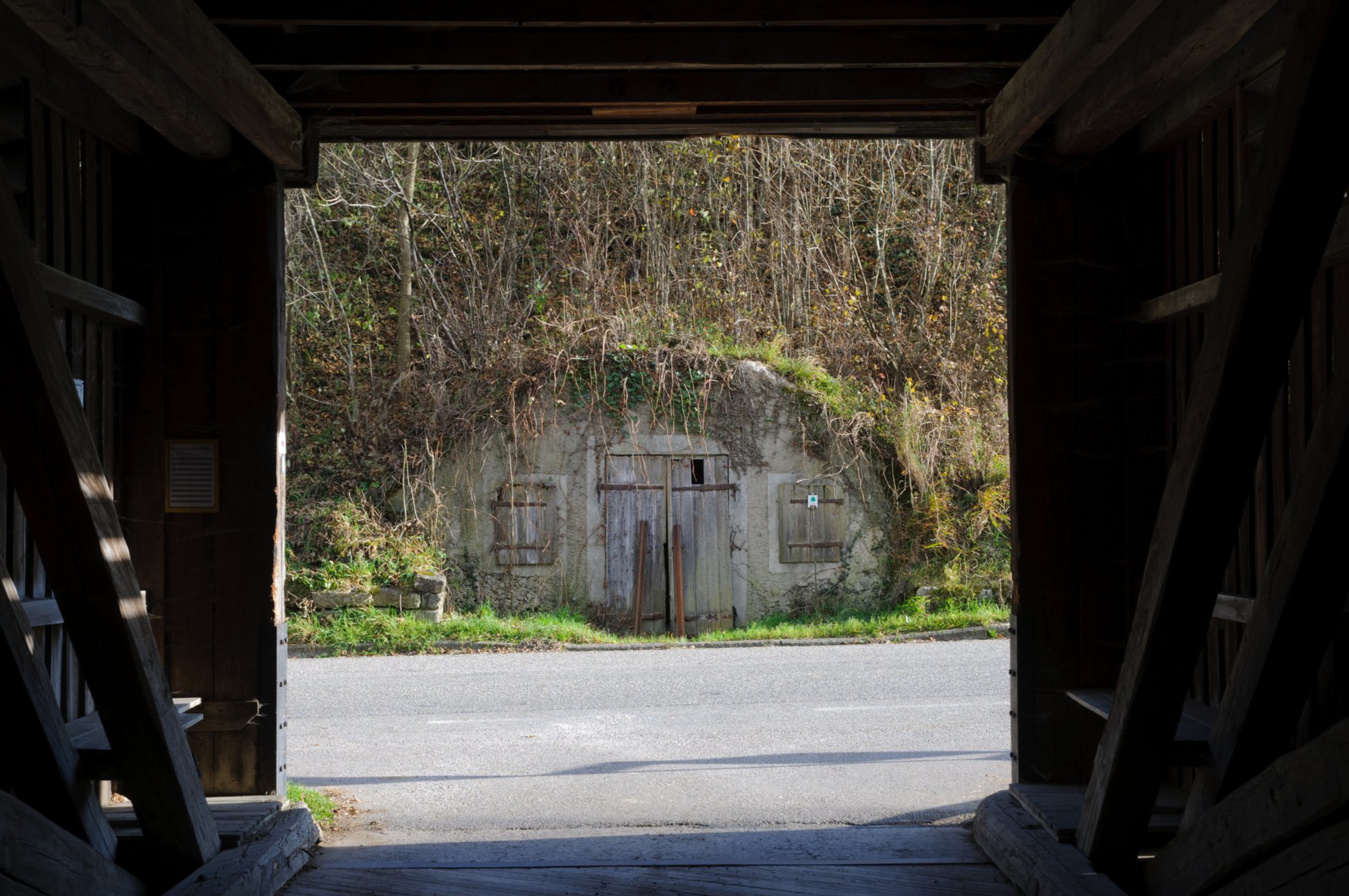 Jagst und Panoramablicke Unterregenbach. Die gedeckte Holzbrücke über die Jagst ist 60 m lang und 4,75 m breit. Sie wurde 1821/22 errichtet, um Fußgängern und Pferdefuhrwerken bei Hochwasser den Umweg über Oberregenbach zu ersparen. Nach fast 100-jähriger Nutzung drohte die Brücke Anfang des 20. Jahrhunderts einzustürzen, da schwere Fuhrwerke das Bauwerk zu stark belastet hatten. Örtliche Zimmerleute reparierten die Brücke jedoch. Gegen Ende des Zweiten Weltkrieges richteten anrückende amerikanische Soldaten schwere Schäden an der Brücke an, so dass 1958 eine umfassende Renovierung erfolgte, bei der die gesamte Holzkonstruktion erneuert und die Tragfähigkeit auf 9 t erhöht wurde. Quelle: http://de.wikipedia.org/wiki/Unterregenbach