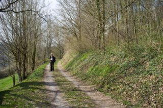 Wanderung Braunsbach - Döttingen Durch Obstwiesen und an Steinmauern und Steinriegeln entlang ziehst sich der Weg auf halber Höhe des Tales wildromantisch dabein. Wanderung durch Wiesenwege und...
