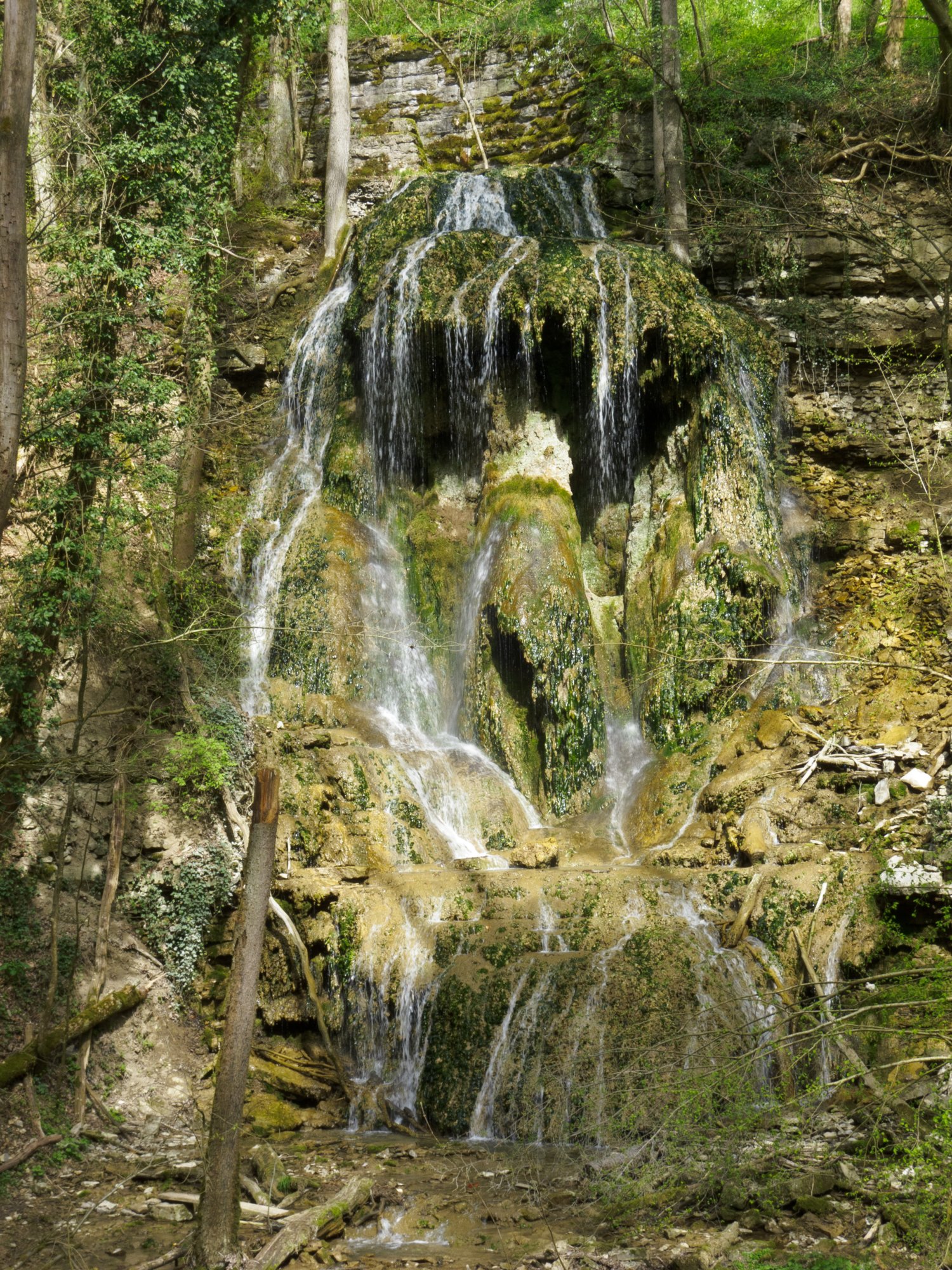 Schleifbachklinge Schleifbachklinge mit künstlich angelegtem Wasserfall. - Wanderung von Obermünkheim über den Lindenhof zur Archebrücke. Von dort zur Ruine Eichenhaldenkelter und über die Schleifbachklinge nach Sülz. Von Sülz zur Ruine Geyersburg und über den Lindenhof wieder zurück nach Obermünkheim.