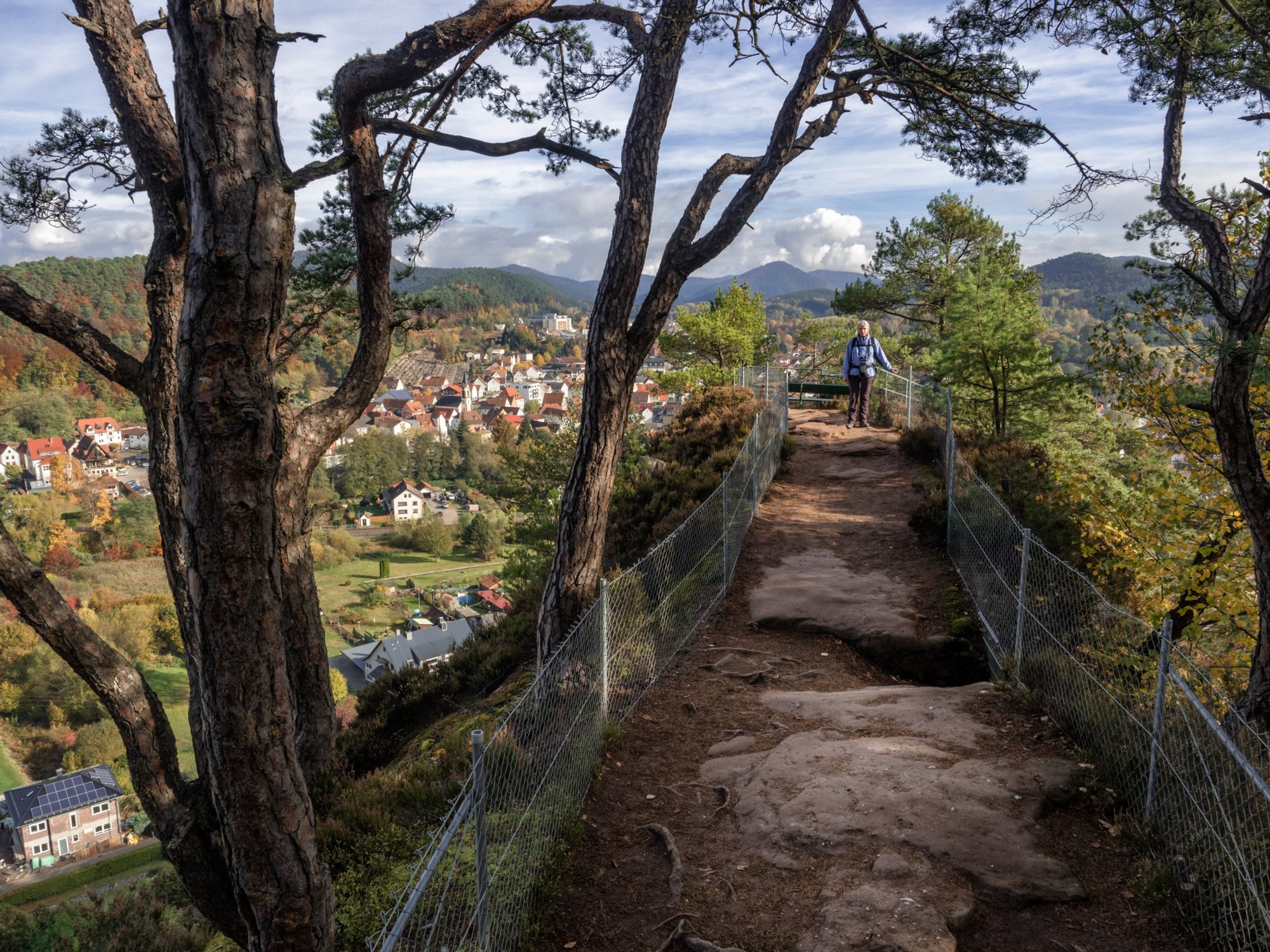 Schwalbenfels Dahner Felsenpfad (westlicher Teil). Start und Endpunkt: Parkplatz FelsenGraf /Steakhous, Im Büttelwoog 2.