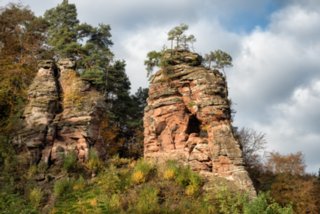 Bergmassiv Schillerfels Dahner Felsenpfad (westlicher Teil). Start und Endpunkt: Parkplatz FelsenGraf /Steakhous, Im Büttelwoog 2.