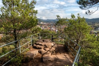 Schwalbenfels Dahner Felsenpfad (westlicher Teil). Start und Endpunkt: Parkplatz FelsenGraf /Steakhous, Im Büttelwoog 2.