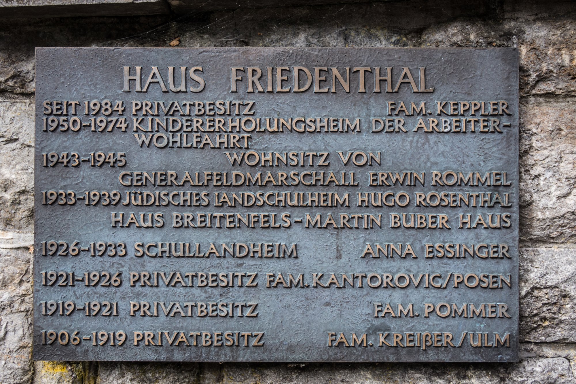 Ehemaloge Rommel-Villa Zugfahrt von Blaustein nach Herrlingen. Wanderung vom Bahnhof Herrlingen über das Rommel-Denkmal und Wippingen zum Rusenschloss oberhalb von Blaubeuren. Von dort Abstieg zum Bahnhof Blaubeuren und Rückfahrt mit dem Zug nach Blaustein.