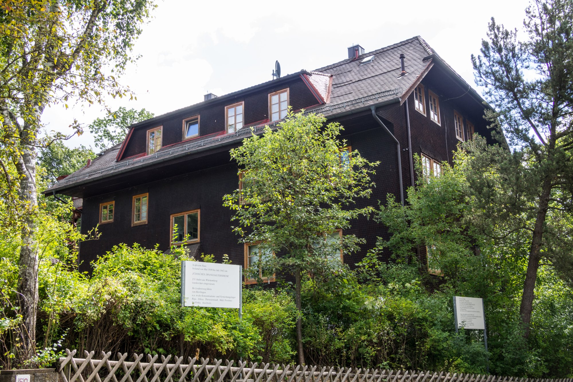 Ehemaliges jüdisches Landschulheim Herrlingen Zugfahrt von Blaustein nach Herrlingen. Wanderung vom Bahnhof Herrlingen über das Rommel-Denkmal und Wippingen zum Rusenschloss oberhalb von Blaubeuren. Von dort Abstieg zum Bahnhof Blaubeuren und Rückfahrt mit dem Zug nach Blaustein.