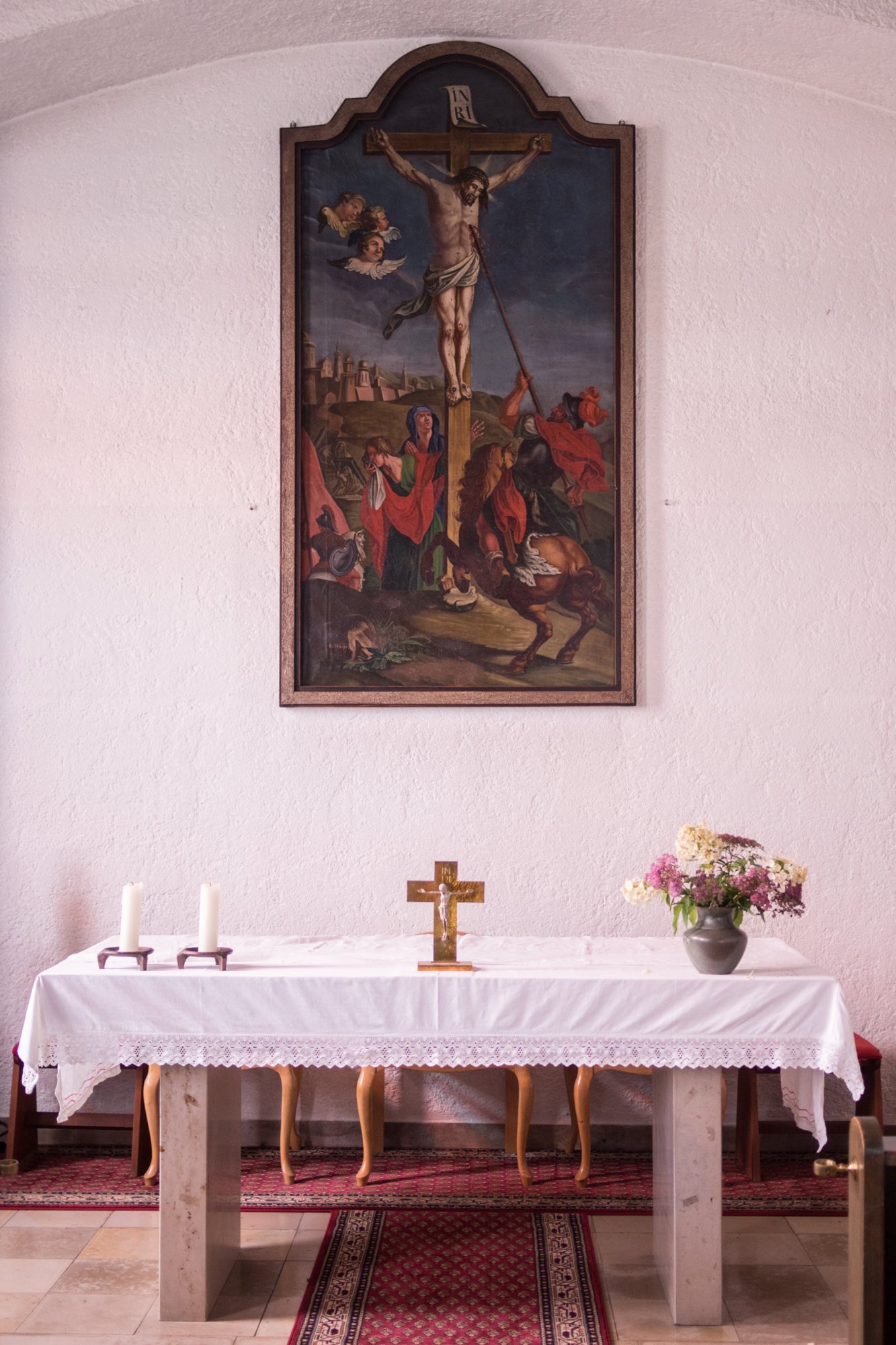 St.-Bruder-Konradskapelle in Wippingen Zugfahrt von Blaustein nach Herrlingen. Wanderung vom Bahnhof Herrlingen über das Rommel-Denkmal und Wippingen zum Rusenschloss oberhalb von Blaubeuren. Von dort Abstieg zum Bahnhof Blaubeuren und Rückfahrt mit dem Zug nach Blaustein.