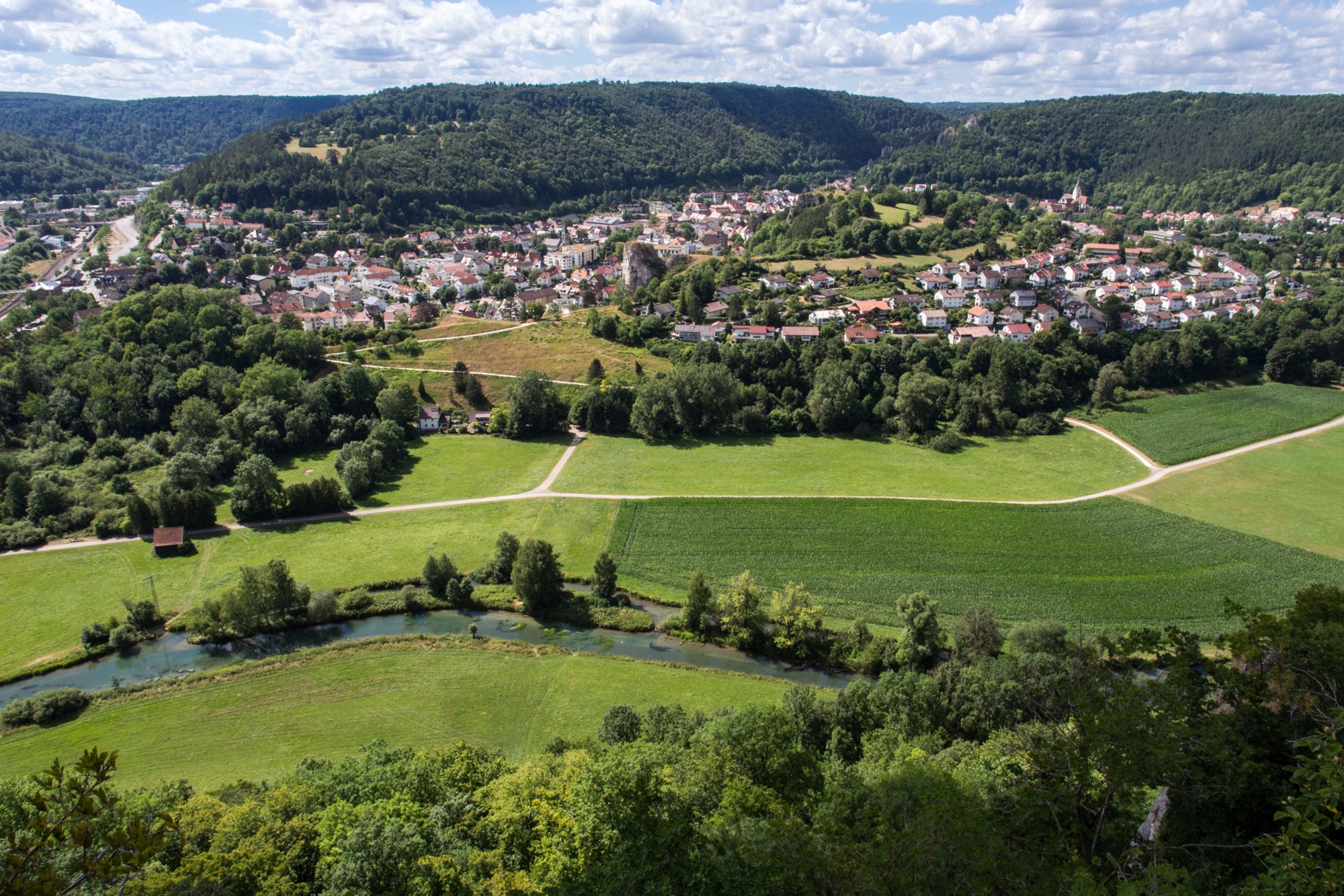 Blick vom Rusenschloss nach Blaubeuren Zugfahrt von Blaustein nach Herrlingen. Wanderung vom Bahnhof Herrlingen über das Rommel-Denkmal und Wippingen zum Rusenschloss oberhalb von Blaubeuren. Von dort Abstieg zum Bahnhof Blaubeuren und Rückfahrt mit dem Zug nach Blaustein.