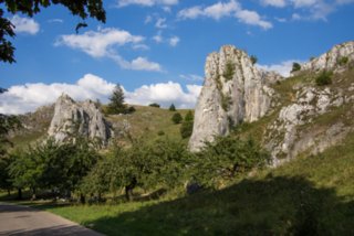 Eselsburger Tal Rundwanderung im Eselsburger Tal von Herbrechtingen nach Eselsburg und von dort über die Felsenlandschaft mit den Steinernen Jungfrauen zurück nach...