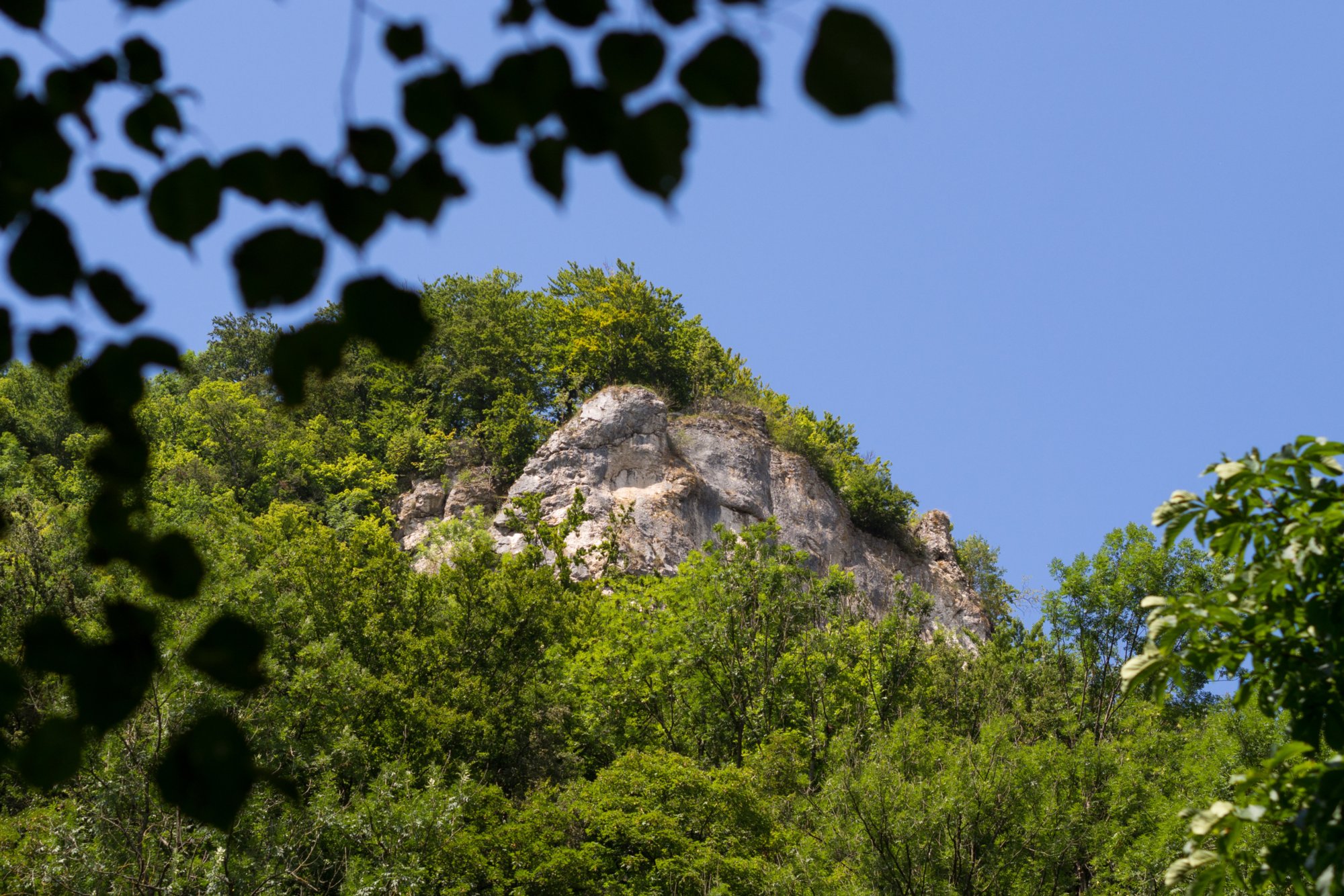 Blick zum Himmelsfels Blick von Eybach zum Himmelsfels. Wanderung vom Bahnhof Geislingen an der Steige über den Anwandfels und den Himmelsfels nach Eybach. Von dort durch das Felsental über Weiler zur Ruine Helfenstein und zurück zum Bahnhof.