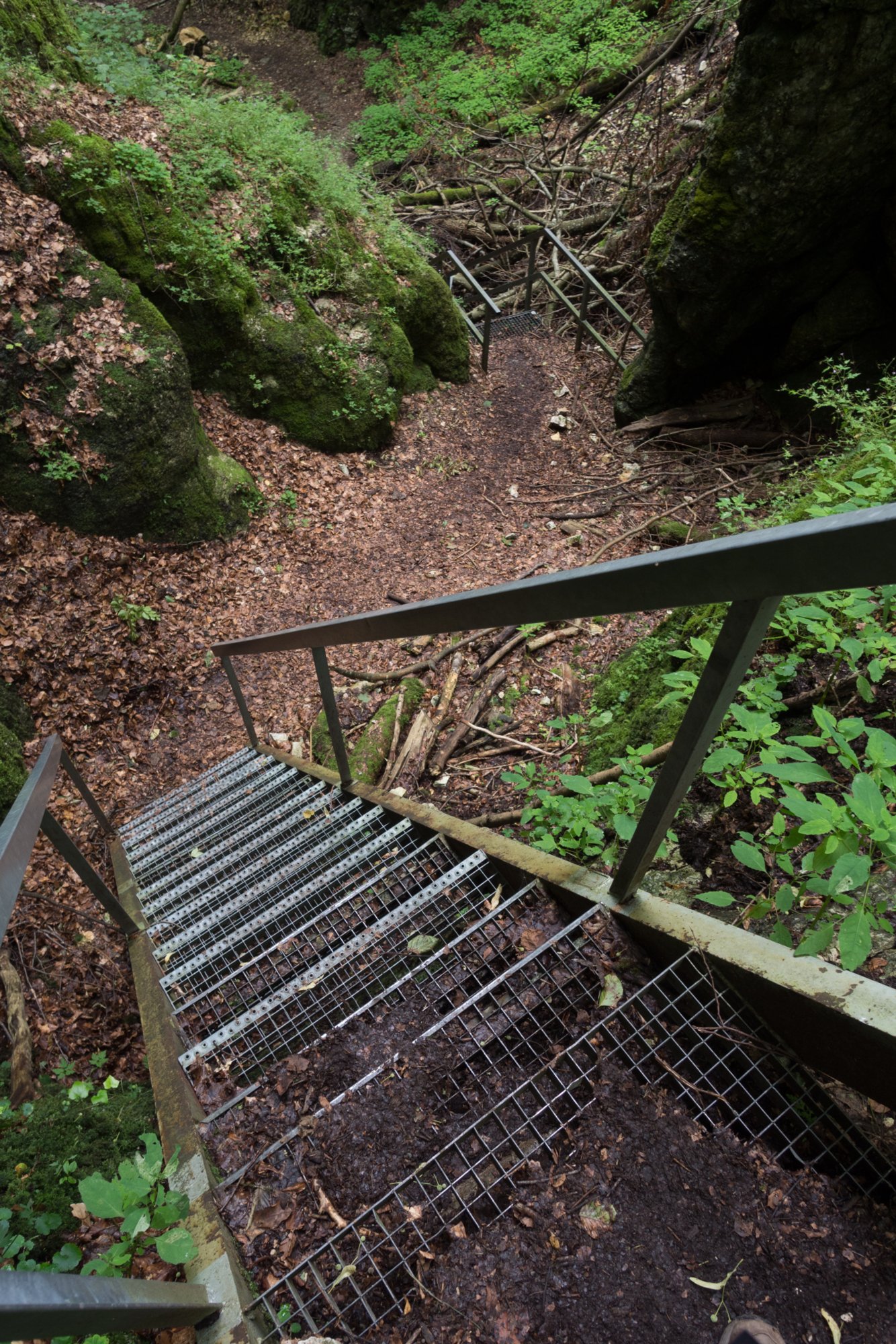 Felsenstal Weg durchs Felsental. Wanderung vom Bahnhof Geislingen an der Steige über den Anwandfels und den Himmelsfels nach Eybach. Von dort durch das Felsental über Weiler zur Ruine Helfenstein und zurück zum Bahnhof.
