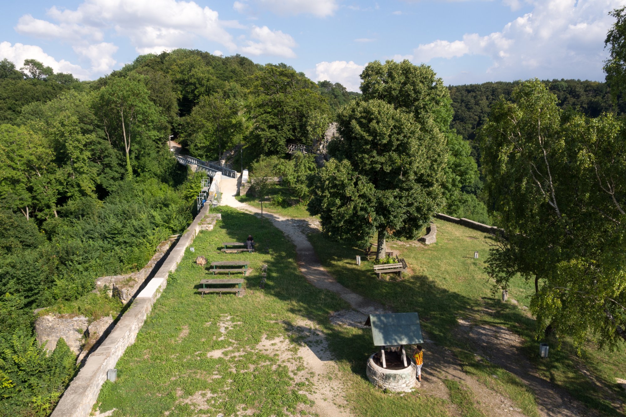 Ruine Helfenstein oberhalb Geislingen Ruine Helfenstein oberhalb Geislingen. Wanderung vom Bahnhof Geislingen an der Steige über den Anwandfels und den Himmelsfels nach Eybach. Von dort durch das Felsental über Weiler zur Ruine Helfenstein und zurück zum Bahnhof.