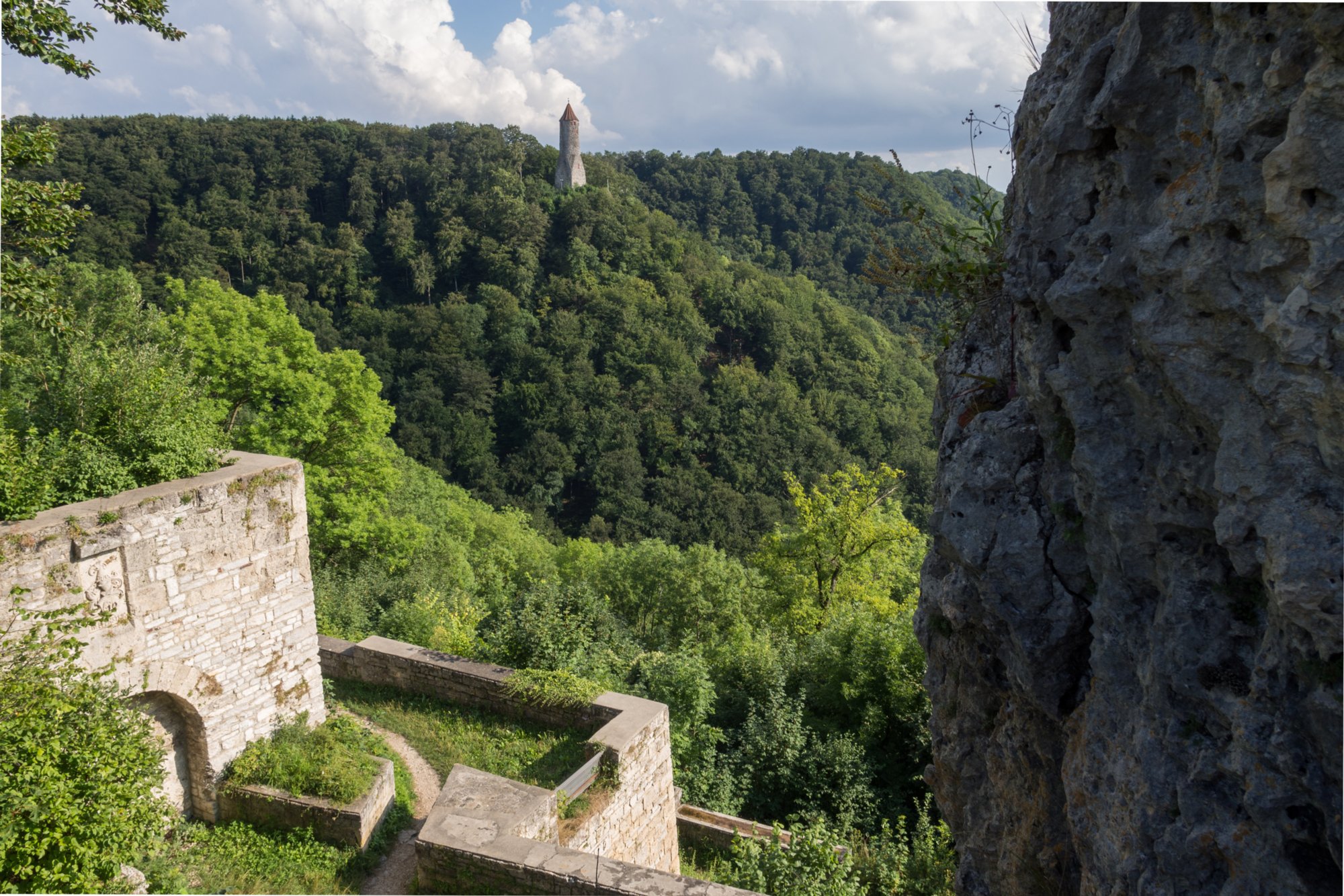 Ruine Helfenstein oberhalb Geislingen Ruine Helfenstein oberhalb Geislingen. Wanderung vom Bahnhof Geislingen an der Steige über den Anwandfels und den Himmelsfels nach Eybach. Von dort durch das Felsental über Weiler zur Ruine Helfenstein und zurück zum Bahnhof.
