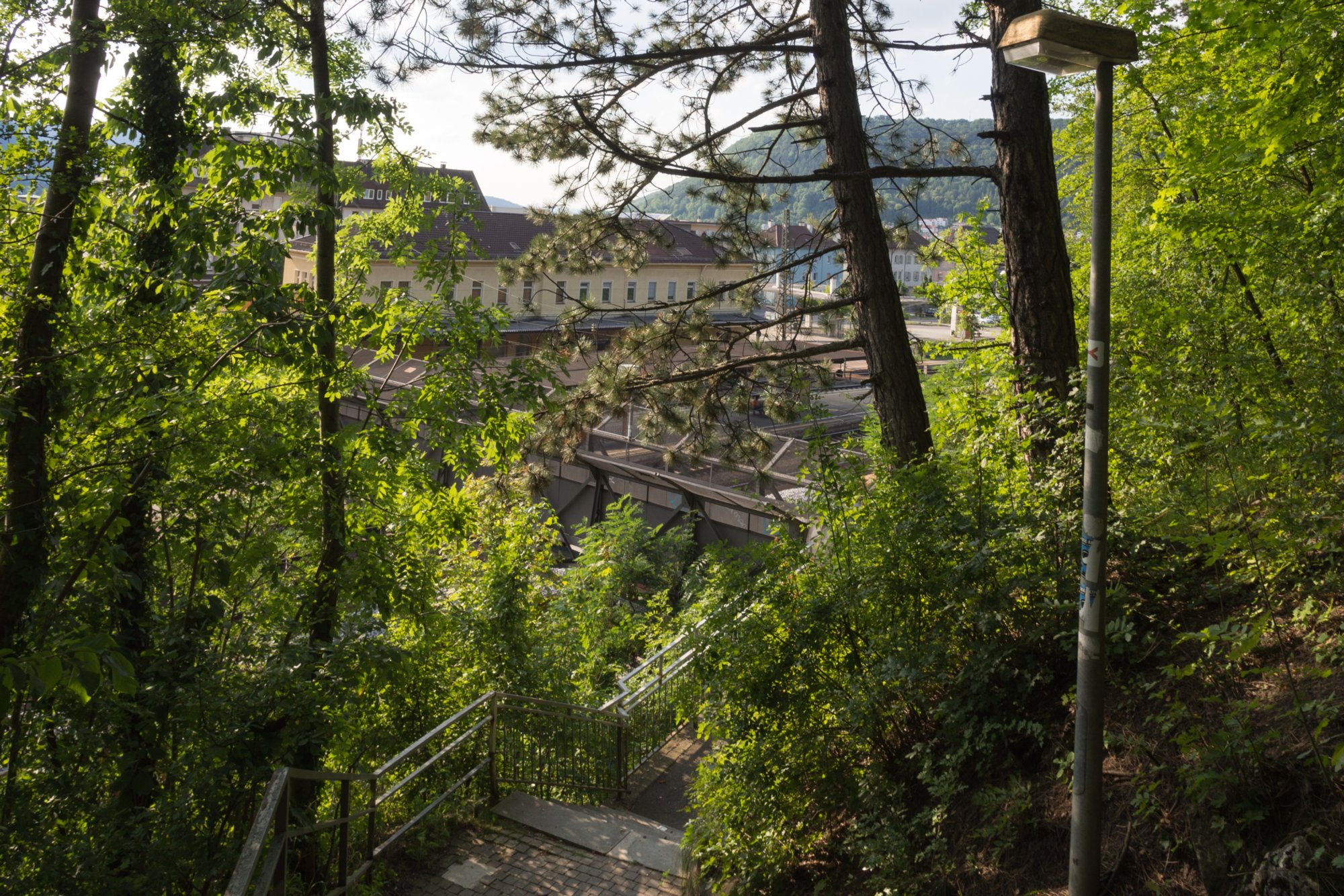 Weg zum Bahnhof in Geislingen Weg zum Bahnhof in Geislingen. Wanderung vom Bahnhof Geislingen an der Steige über den Anwandfels und den Himmelsfels nach Eybach. Von dort durch das Felsental über Weiler zur Ruine Helfenstein und zurück zum Bahnhof.