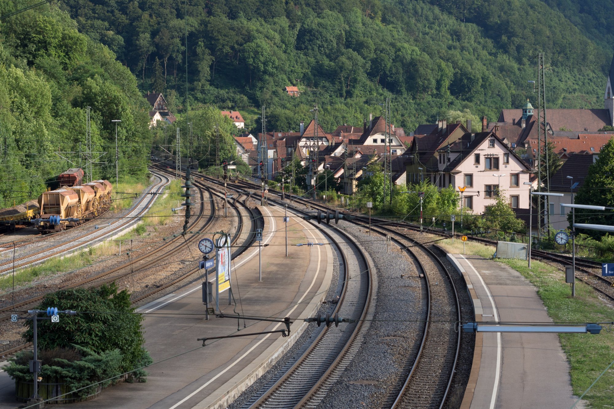 Bahnhof Geislingen Bahnhof Geislingen Wanderung vom Bahnhof Geislingen an der Steige über den Anwandfels und den Himmelsfels nach Eybach. Von dort durch das Felsental über Weiler zur Ruine Helfenstein und zurück zum Bahnhof.