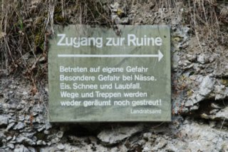 Burgruine Bichishausen Wanderung von Bichishausen über den Aussichtspunkt Bürzel nach Derneck und von dort über den Steilaufstieg nach Hohengundelfingen. Von dort Abstieg zurück nach...