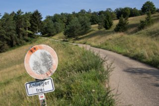 Weg von Setzingen ins Lonetal Wanderung mit Route: Setzingen - Lonetal m. Bocksteinhöhle (nur Andreas, da zu steiler Aufstieg ohne Stecken), Hohlenstein - Lindenau (Tee-Kuchen-Bier-Pause) -...
