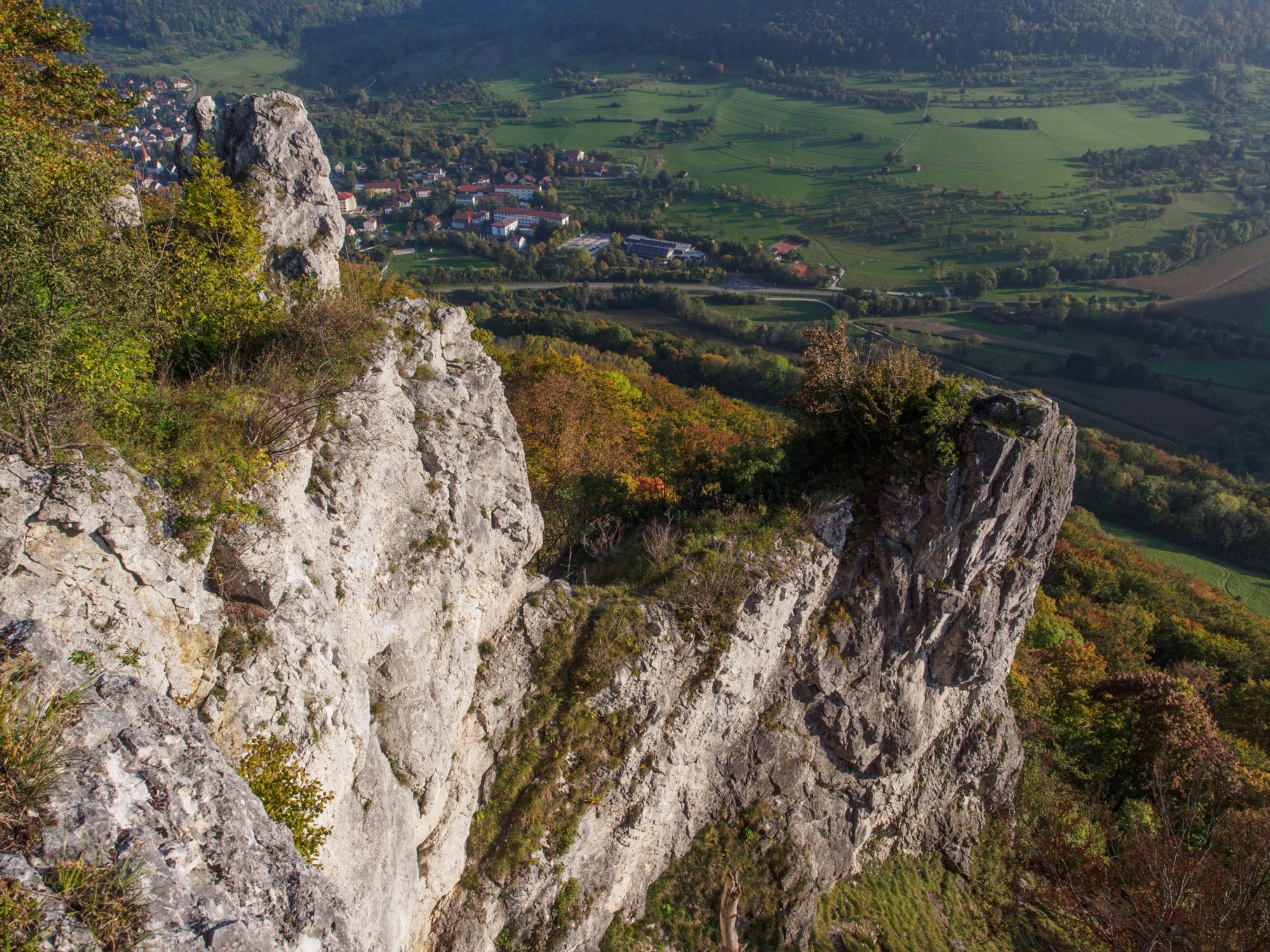 Hausener Wand Aussichtskanzeln an der Hausener Wand. Michelsbergwanderung: Von Bad Überkingen über den Dreimännersitz und den Ramsfels, Oberböhringen zur Hausener Wand, Jungfrauenfels zurück nach Bad Überkingen.