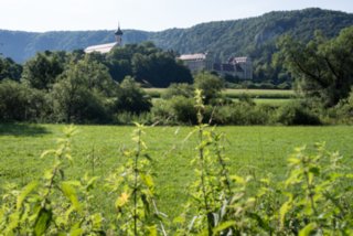 Kloster Beuron vom Donauradweg aus Wanderung im Oberen Donautal: Route: Start am Kloster Beuron - Knopfmacherfels - Jägerhaus (im Donautal) - Ziegelhütte (im Donautal) - Leibfelsen -...