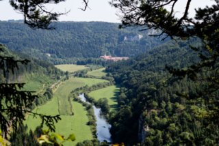 Blick vom Knopfmacherfels Richtung beuron Wanderung im Oberen Donautal: Route: Start am Kloster Beuron - Knopfmacherfels - Jägerhaus (im Donautal) - Ziegelhütte (im Donautal) - Leibfelsen -...
