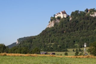 Schloss Werenwag Wanderung im Donautal: Minigolfanlage in Hausen i. Tal. Steilaufstieg zum St. Annafelsen. Ruine Wagenburg mit Aussicht. Lenzenfelsen. Abstieg zur Neumühle....