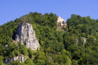 Blick zum Falkenstein Wanderung im Donautal: Minigolfanlage in Hausen i. Tal. Steilaufstieg zum St. Annafelsen. Ruine Wagenburg mit Aussicht. Lenzenfelsen. Abstieg zur Neumühle....