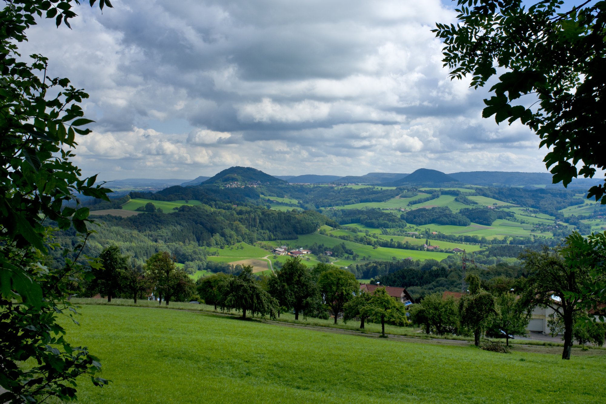 Hohenrechberg und Stuifen Abstieg vom Hohenstaufen. Hohenrechberg und Stuifen Wanderung von Ottenbach über die Ortschaft Hohenstaufen auf den Berg Hohenstaufen. Über den Aasrücken zur Ortschaft Rechberg. Zur Ruine Hohenrechberg und zur Wallfahrtskirche. Über Rechberg zurück nach Ottenbach.
