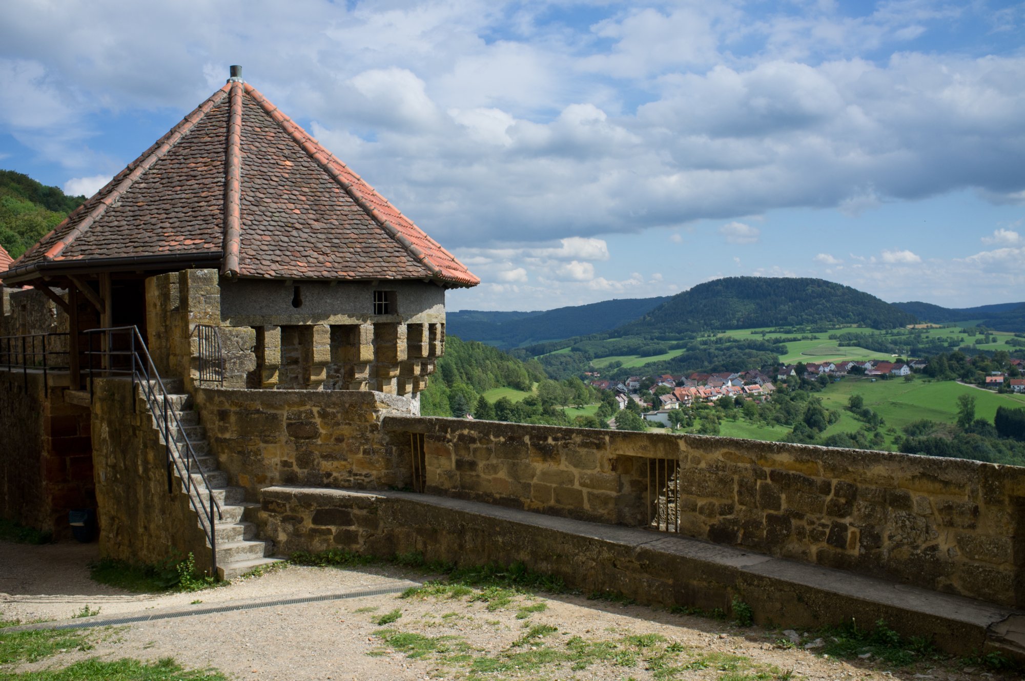 Ruine Hohenrechberg. Auf der Ruine Hohenrechberg, einer ehemaligen Ministerialenburg der Staufer. Wanderung von Ottenbach über die Ortschaft Hohenstaufen auf den Berg Hohenstaufen. Über den Aasrücken zur Ortschaft Rechberg. Zur Ruine Hohenrechberg und zur Wallfahrtskirche. Über Rechberg zurück nach Ottenbach.
