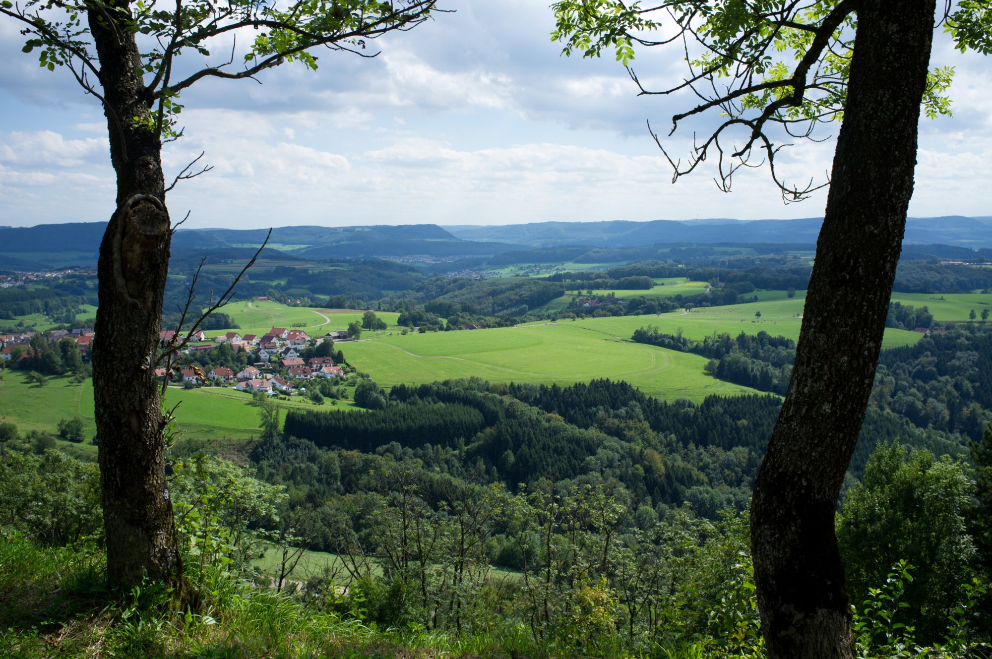 Auf dem Weg zur Wallfahrtskirche Hohenrechberg Auf dem Weg zur Wallfahrtskirche Hohenrechberg. Wanderung von Ottenbach über die Ortschaft Hohenstaufen auf den Berg Hohenstaufen. Über den Aasrücken zur Ortschaft Rechberg. Zur Ruine Hohenrechberg und zur Wallfahrtskirche. Über Rechberg zurück nach Ottenbach.