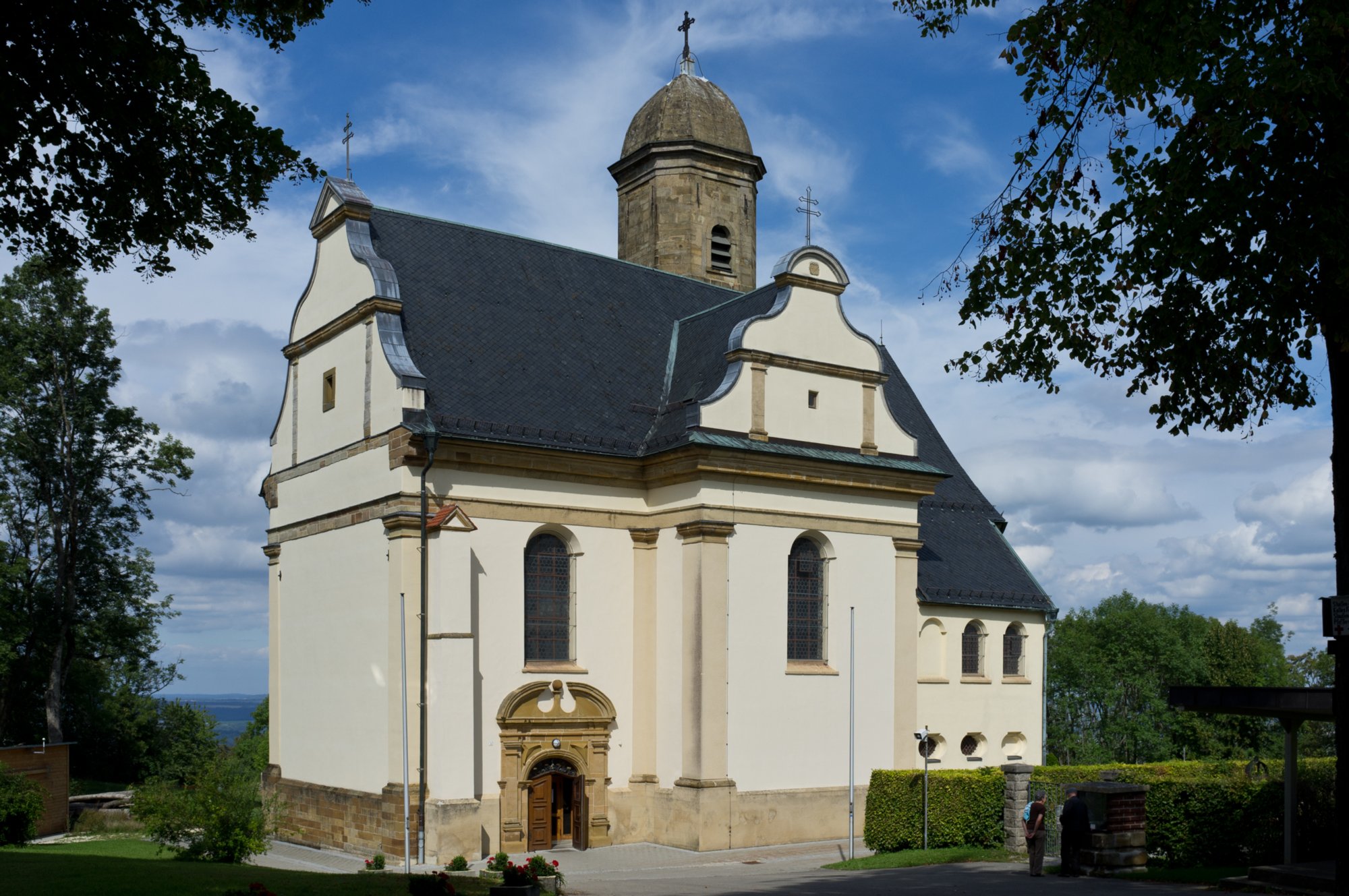 Wallfahrtskirche Hohenrechberg Wallfahrtskirche Hohenrechberg. Wanderung von Ottenbach über die Ortschaft Hohenstaufen auf den Berg Hohenstaufen. Über den Aasrücken zur Ortschaft Rechberg. Zur Ruine Hohenrechberg und zur Wallfahrtskirche. Über Rechberg zurück nach Ottenbach.