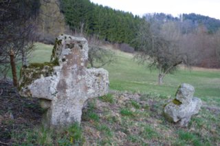 Oberrot - Obermühle - Ebersberg Sühnekreuze am Weinberg. Wanderung von Oberrot zum Weinberg und Wasserreservoir. Oberhalb der Amselhalde. Abstieg über malerischen Holwegzur Obermühle....