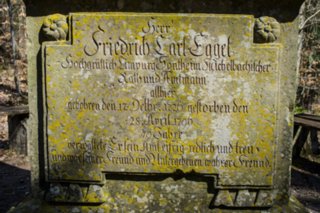Schenkenbecher-Weg bei Michelbach Denkmal für den hochgräflichen Limpurg-Sontheimer Michelbacher Rats- und Amtmann Friedrich Karl Eggel auf dem Schenkenbecher-Weg bei Michelbach.