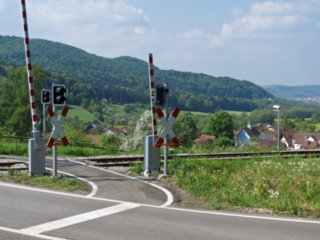 Bahnübergang bei Klaffenbach Fußgängerbahnübergang oberhalb von Klaffenbach. Wanderung von Althütte über Mannenberg zum Aussichtspunkt Haube. Von dort hinabnach Klaffenbach. Von Klaffenbach...