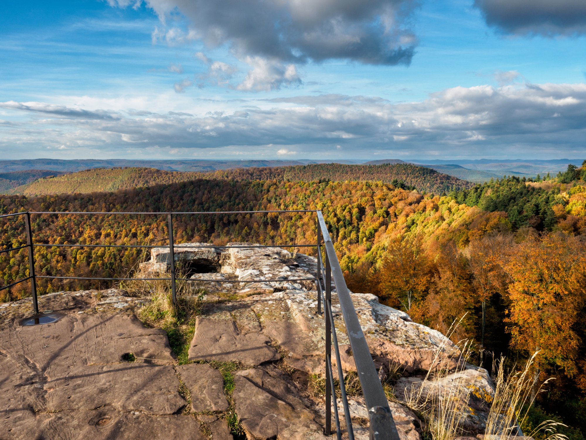 Hohenbourg Herbstwanderung vom Gimbelhof (Elsass) über den Löwenfelsen und Kastell Hohenbourg zur Ruine Wegelnburg. Von dort runter zur Burg Fleckenstein und wieder zurück zum Gimbelhof.