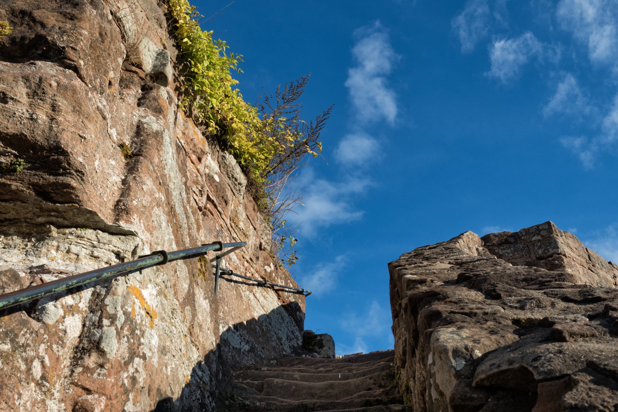 Wegelnburg Herbstwanderung vom Gimbelhof (Elsass) über den Löwenfelsen und Kastell Hohenbourg zur Ruine Wegelnburg. Von dort runter zur Burg Fleckenstein und wieder zurück zum Gimbelhof.