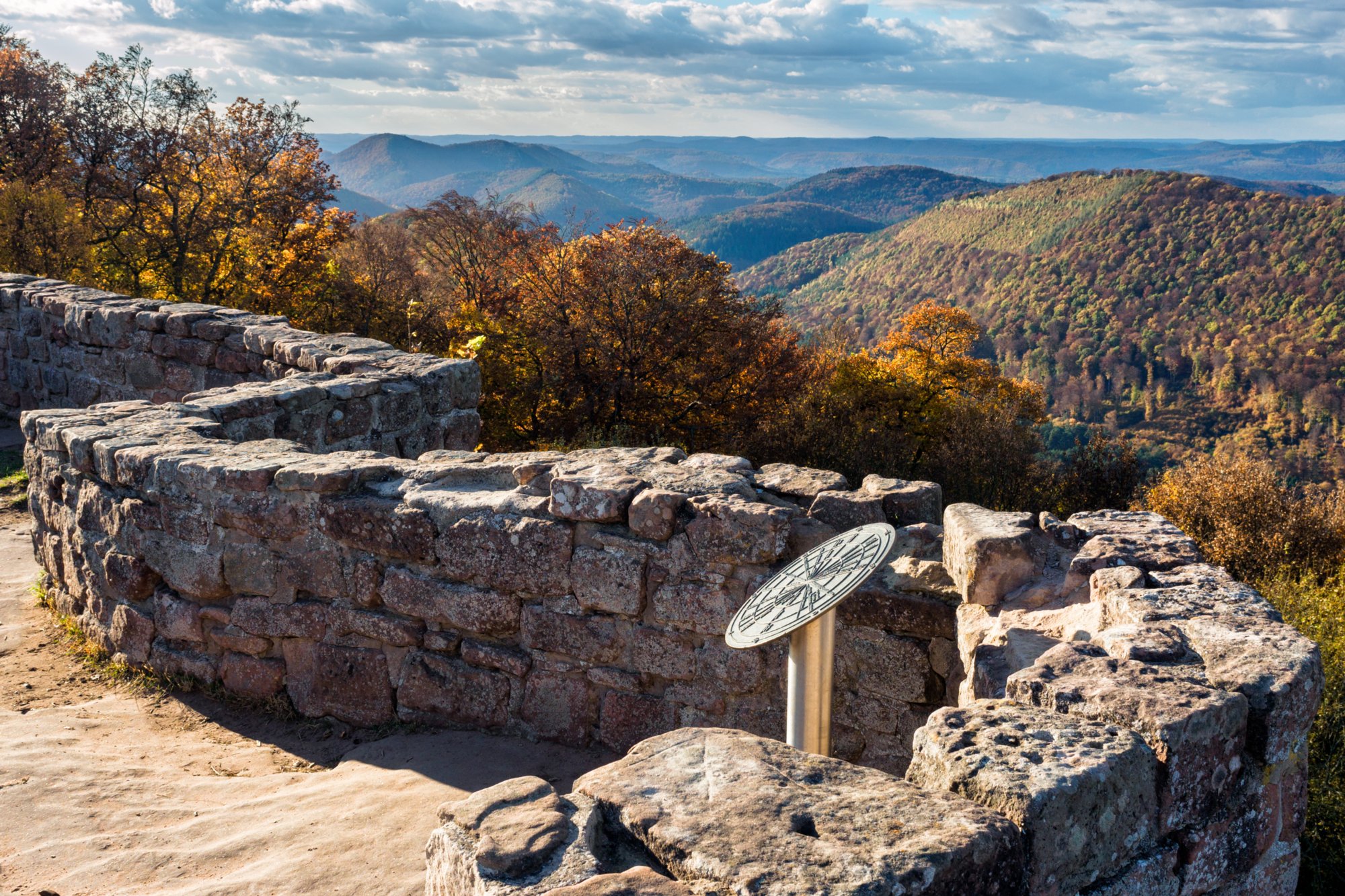 Wegelnburg Herbstwanderung vom Gimbelhof (Elsass) über den Löwenfelsen und Kastell Hohenbourg zur Ruine Wegelnburg. Von dort runter zur Burg Fleckenstein und wieder zurück zum Gimbelhof.
