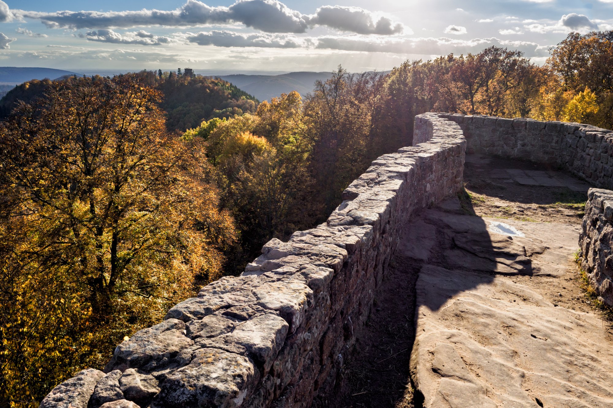 Wegelnburg Herbstwanderung vom Gimbelhof (Elsass) über den Löwenfelsen und Kastell Hohenbourg zur Ruine Wegelnburg. Von dort runter zur Burg Fleckenstein und wieder zurück zum Gimbelhof.