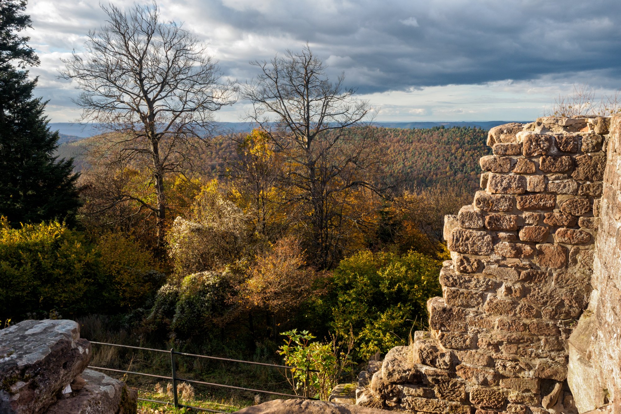 Wegelnburg Herbstwanderung vom Gimbelhof (Elsass) über den Löwenfelsen und Kastell Hohenbourg zur Ruine Wegelnburg. Von dort runter zur Burg Fleckenstein und wieder zurück zum Gimbelhof.