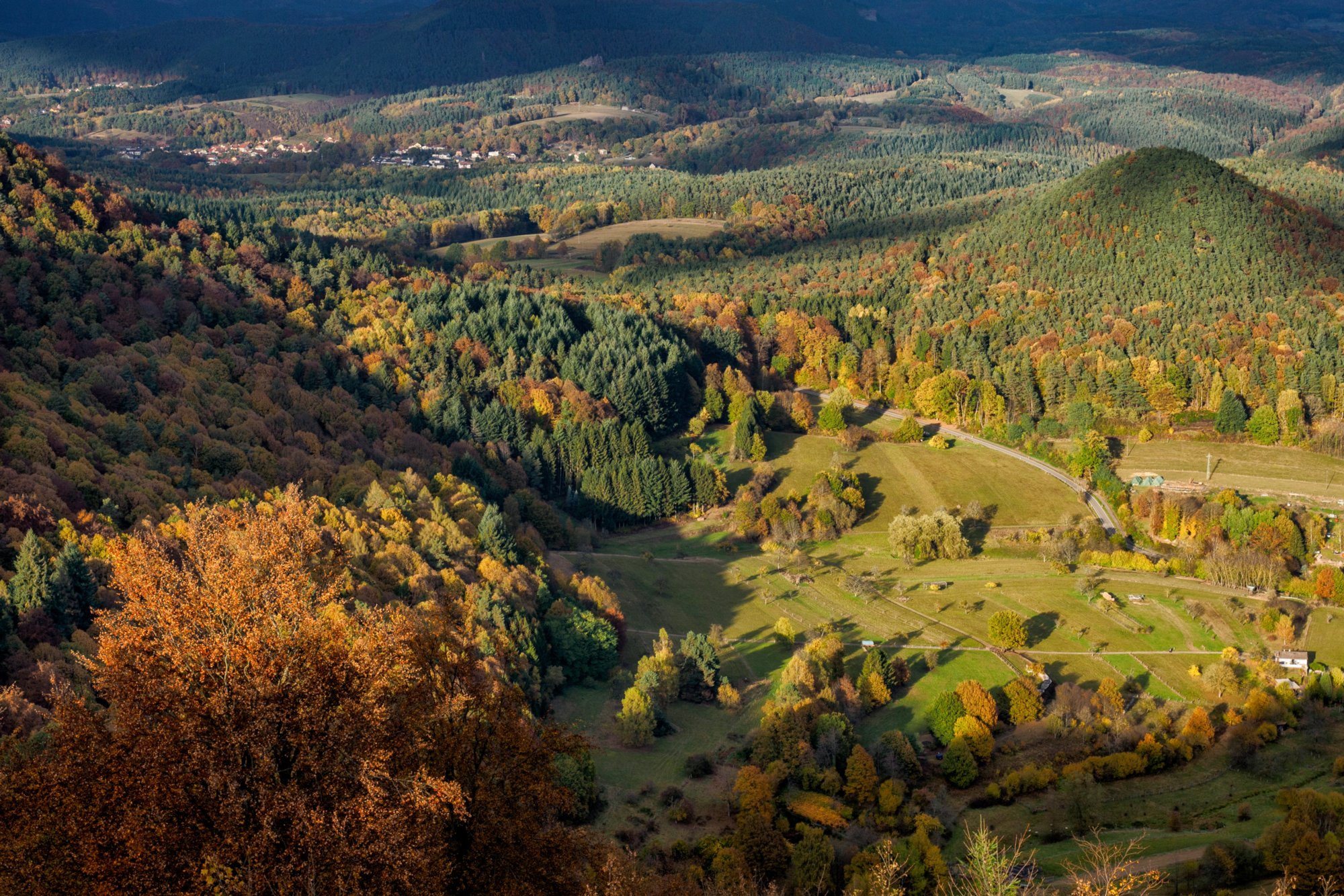 Wegelnburg Herbstwanderung vom Gimbelhof (Elsass) über den Löwenfelsen und Kastell Hohenbourg zur Ruine Wegelnburg. Von dort runter zur Burg Fleckenstein und wieder zurück zum Gimbelhof.