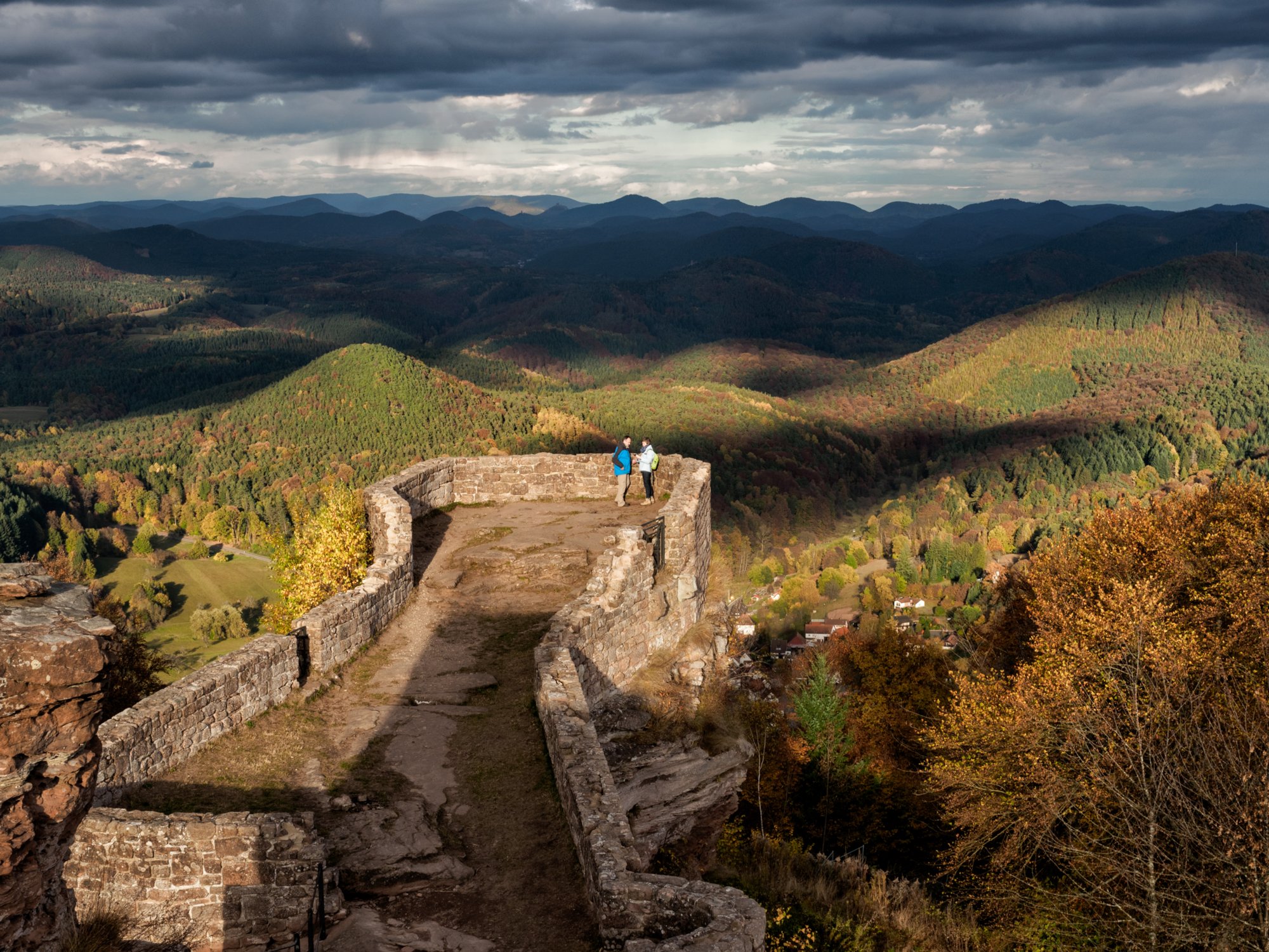 Wegelnburg Herbstwanderung vom Gimbelhof (Elsass) über den Löwenfelsen und Kastell Hohenbourg zur Ruine Wegelnburg. Von dort runter zur Burg Fleckenstein und wieder zurück zum Gimbelhof.