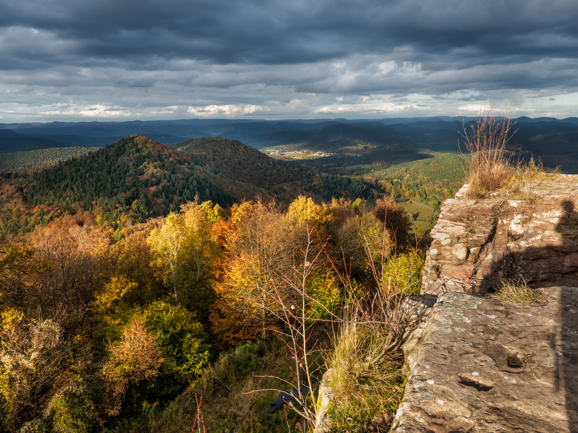 Wegelnburg Herbstwanderung vom Gimbelhof (Elsass) über den Löwenfelsen und Kastell Hohenbourg zur Ruine Wegelnburg. Von dort runter zur Burg Fleckenstein und wieder zurück zum Gimbelhof.