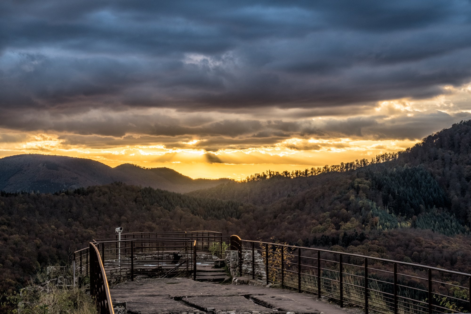 Fleckenstein Herbstwanderung vom Gimbelhof (Elsass) über den Löwenfelsen und Kastell Hohenbourg zur Ruine Wegelnburg. Von dort runter zur Burg Fleckenstein und wieder zurück zum Gimbelhof.