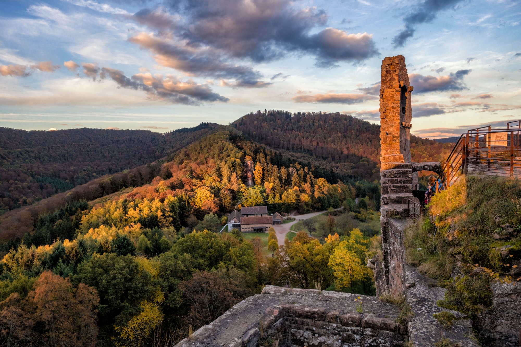 Fleckenstein Herbstwanderung vom Gimbelhof (Elsass) über den Löwenfelsen und Kastell Hohenbourg zur Ruine Wegelnburg. Von dort runter zur Burg Fleckenstein und wieder zurück zum Gimbelhof.