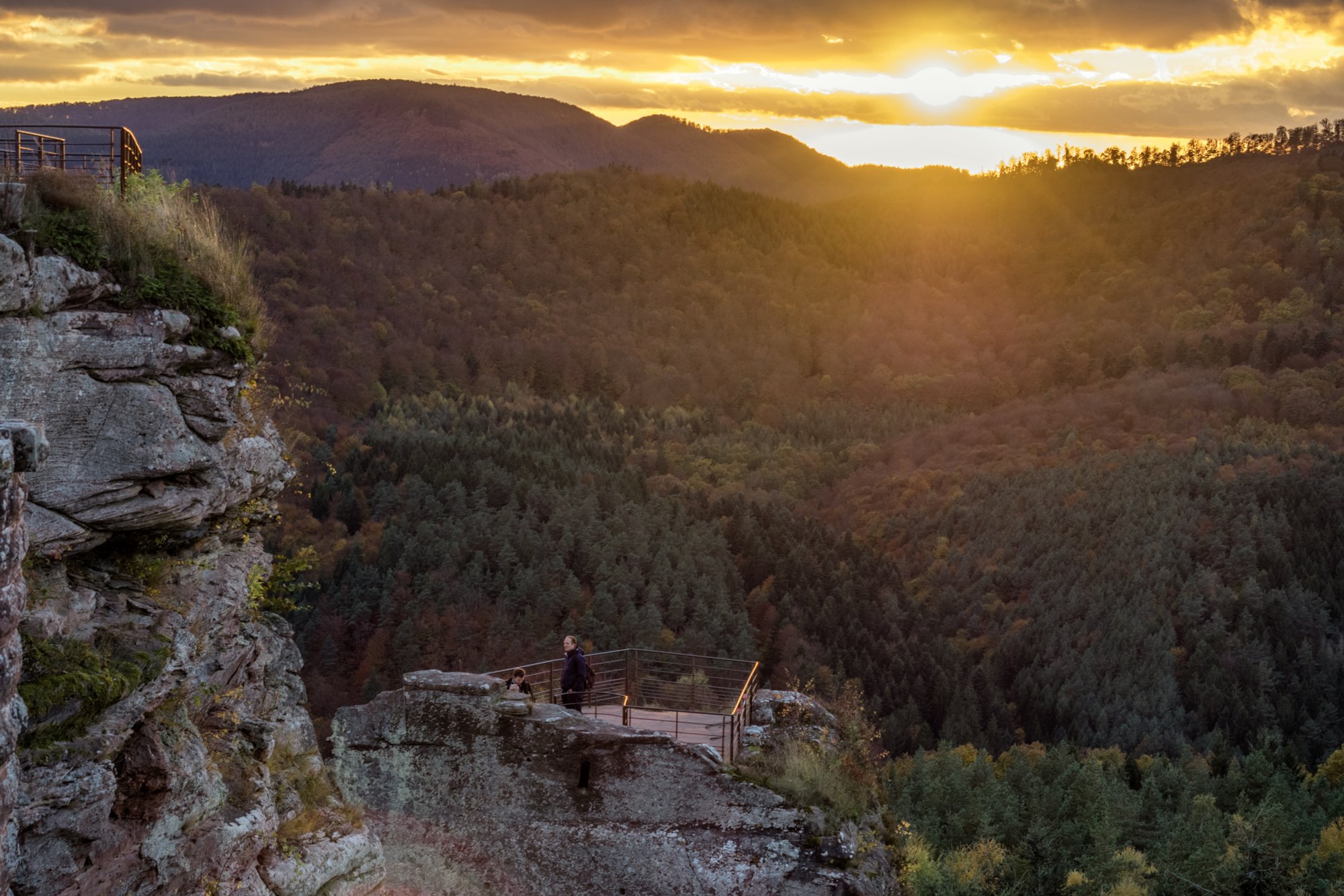 Fleckenstein Herbstwanderung vom Gimbelhof (Elsass) über den Löwenfelsen und Kastell Hohenbourg zur Ruine Wegelnburg. Von dort runter zur Burg Fleckenstein und wieder zurück zum Gimbelhof.
