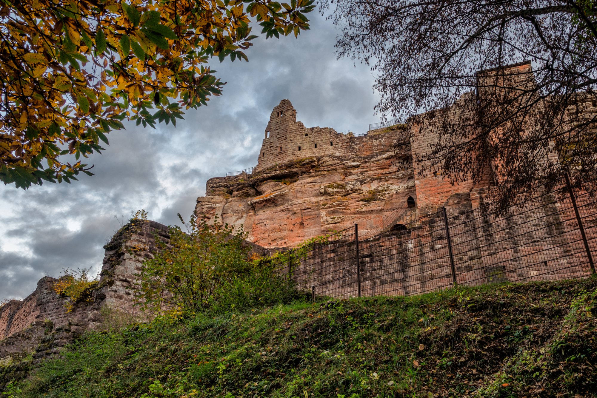 Fleckenstein Herbstwanderung vom Gimbelhof (Elsass) über den Löwenfelsen und Kastell Hohenbourg zur Ruine Wegelnburg. Von dort runter zur Burg Fleckenstein und wieder zurück zum Gimbelhof.