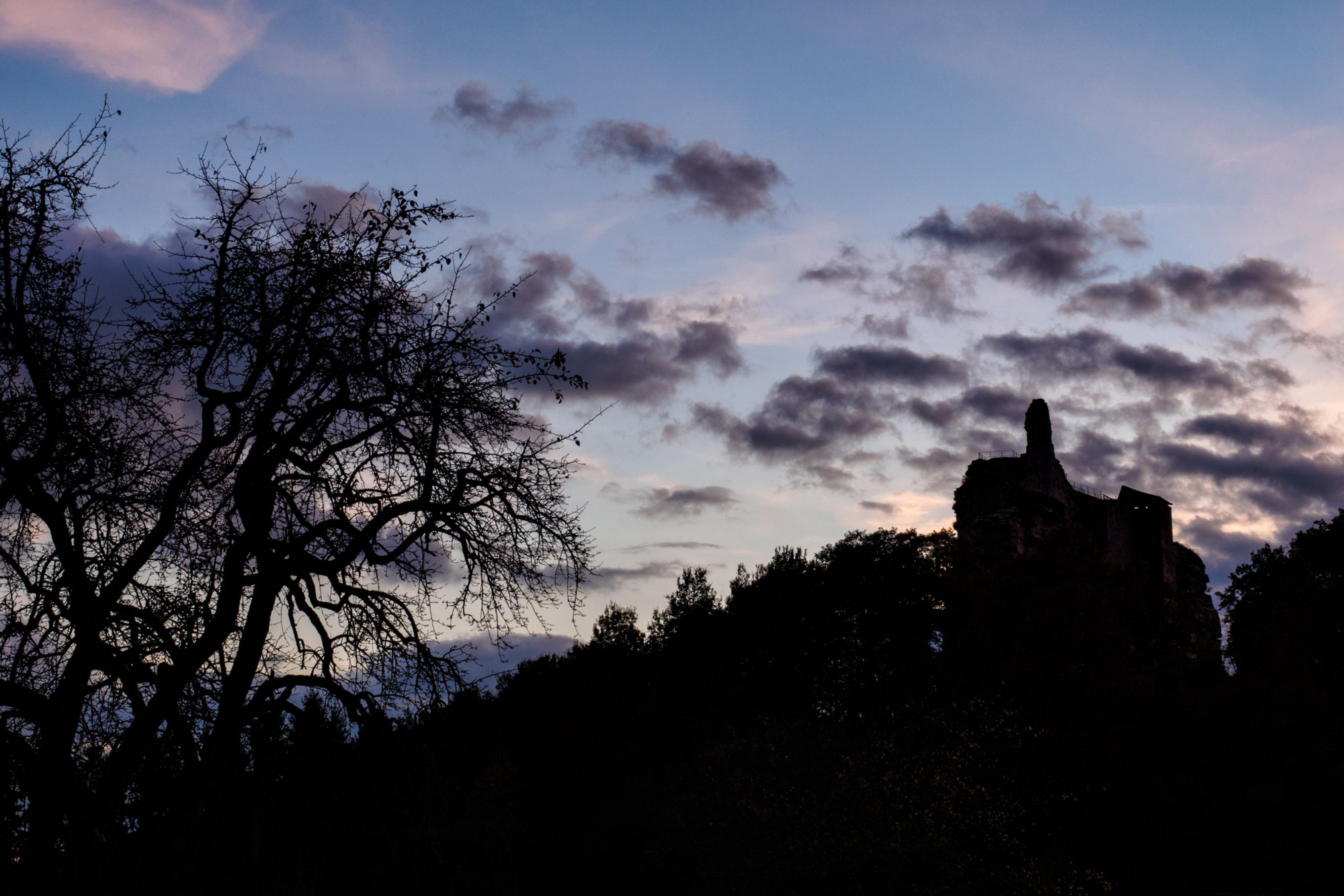 Gimbelhof Herbstwanderung vom Gimbelhof (Elsass) über den Löwenfelsen und Kastell Hohenbourg zur Ruine Wegelnburg. Von dort runter zur Burg Fleckenstein und wieder zurück zum Gimbelhof.