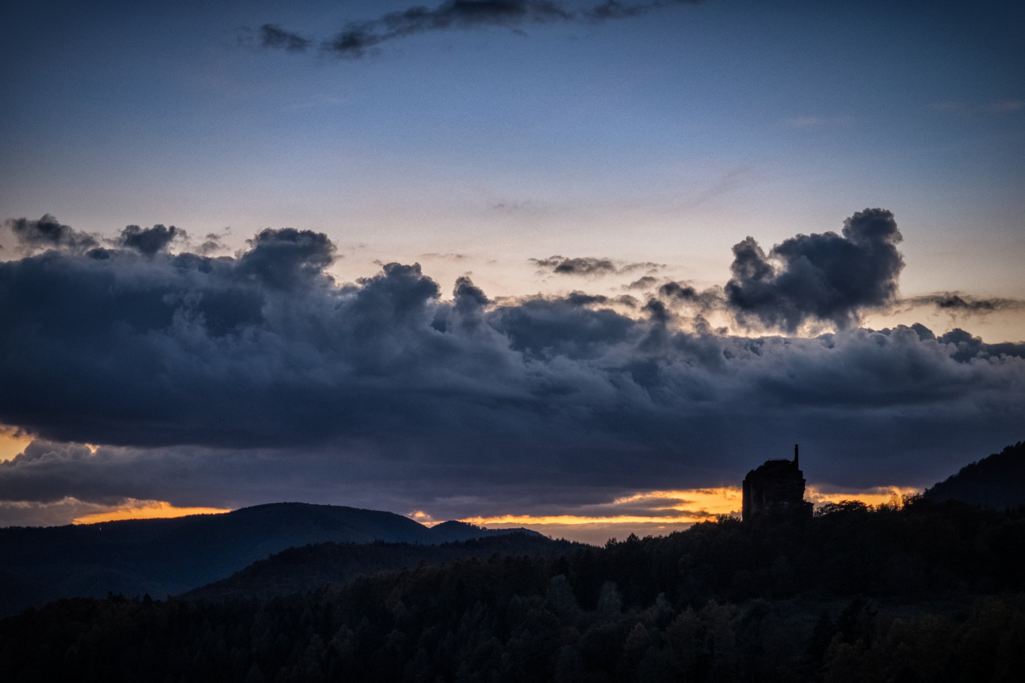 Gimbelhof Herbstwanderung vom Gimbelhof (Elsass) über den Löwenfelsen und Kastell Hohenbourg zur Ruine Wegelnburg. Von dort runter zur Burg Fleckenstein und wieder zurück zum Gimbelhof.