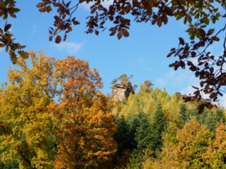 Blick zum Krappenfelsen Herbstwanderung vom Gimbelhof (Elsass) über den Löwenfelsen und Kastell Hohenbourg zur Ruine Wegelnburg. Von dort runter zur Burg Fleckenstein und wieder zurück...